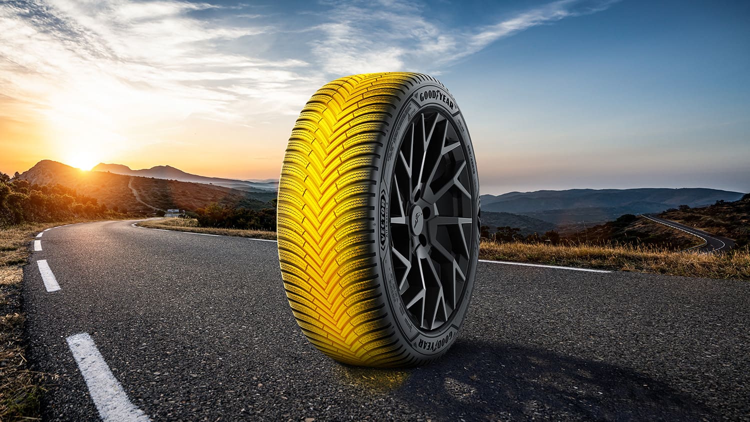 Pneu Goodyear efficace roulant sur une route dégagée.