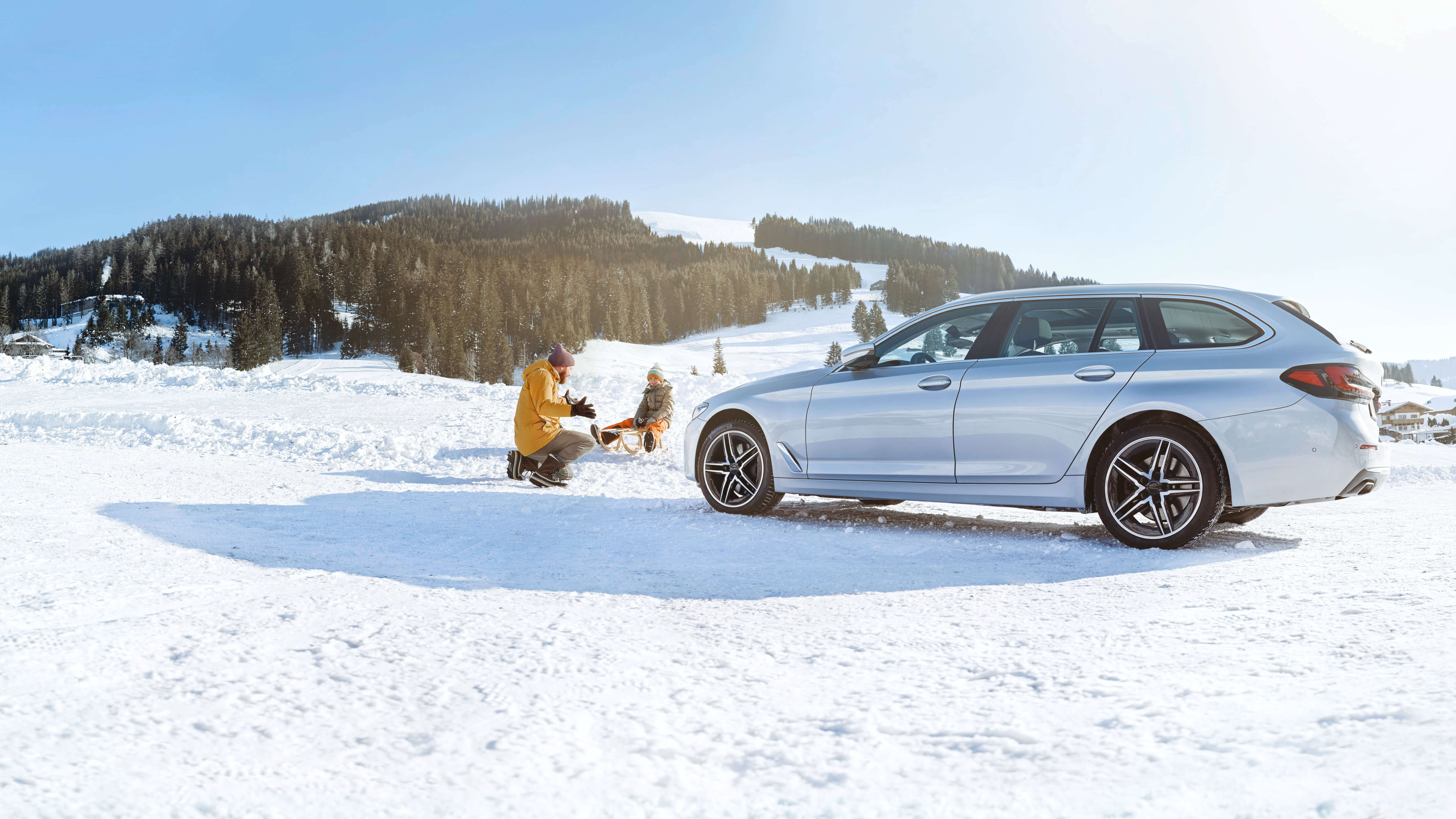 Schneeszene mit Auto und Familie